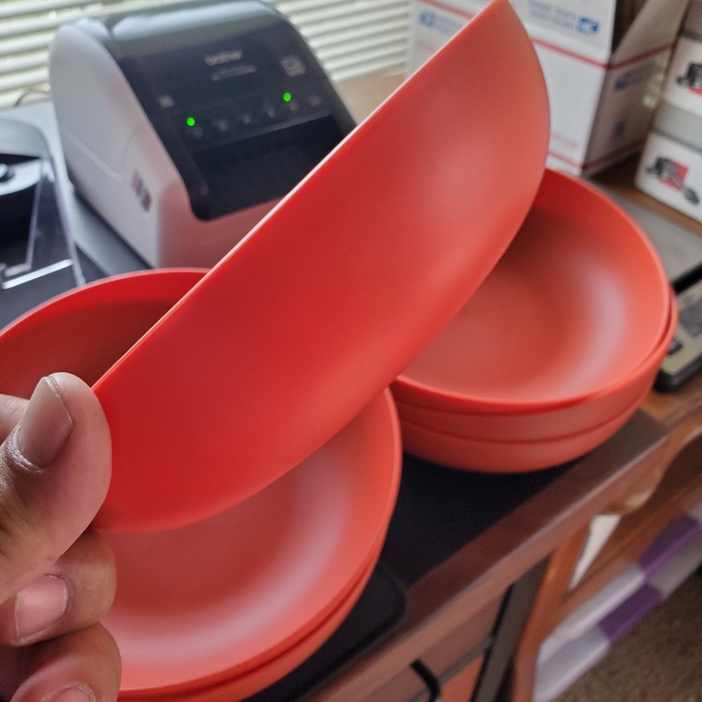 8 bowls. Plastic 8in round